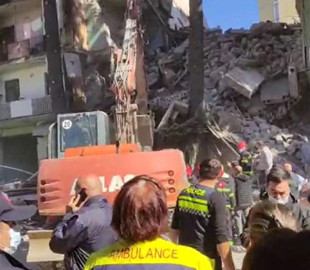 "Застрял под большим бетоном, помогите": в Грузии люди пишут посты в Facebook из-под обрушенного дома