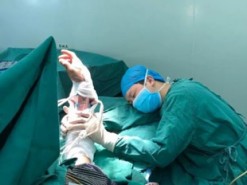 Фото хирурга, уснувшего за операционным столом, стало вирусным в Сети