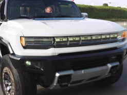 Как электромобиль Hummer выглядит вживую: новинку впервые сняли на видео