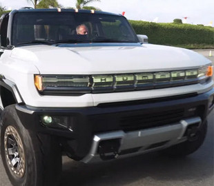 Как электромобиль Hummer выглядит вживую: новинку впервые сняли на видео