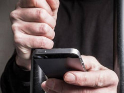 На Днепропетровщине мужчина ворвался ночью в дом к спящей женщине, избил ее и украл телефон