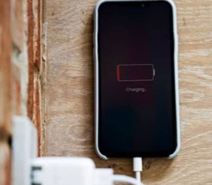 Чи можна користуватися смартфоном під час зарядки та як це впливає на батарею