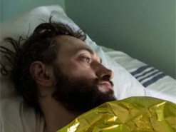 У раненого телеоператора 24 канала Александра Навроцкого стабильно тяжелое состояние, – НСЖУ