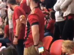 Необычный способ развлечь ребенка на футбольном матче вызвал восхищение в сети