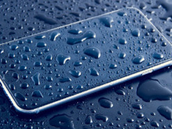 Эксперт рассказал, что делать, если смартфон упал в воду