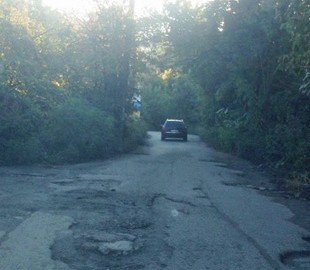 Киевляне собрали почти 100 тыс. грн и сами отремонтировали аварийную дорогу