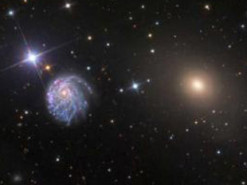 Телескоп Хаббл обнаружил деформированную гравитацией галактику