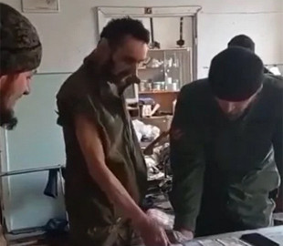 «Постійно бухий». Кадировці для відеоагітки з Маріуполя використали безхатченка — волонтер