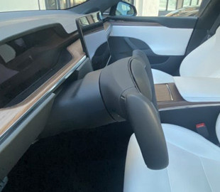 Прототип Tesla Model S со штурвалом вместо руля впервые замечен на улице