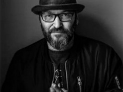 «Ми всі будемо прокляті». Ведучий телеканалу Дождь Михайло Козирєв закликав росіян подивитися фото з Бучі