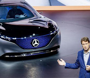 Daimler разрабатывает операционную систему, чтобы конкурировать с Tesla