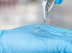 Разработаны гибкие и дешевые экраны для смартфонов будущего