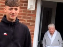 Танцующая на крыльце дома бабушка из Британии стала звездой Сети