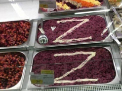 У Росії чоловік пожартував над "патріотичним" Z-салатом і потрапив до рук поліції