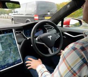 Компания Tesla сообщила об улучшении показателей автопилота