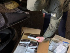 На кордоні затримали позашляховик, начинений контрабандною технікою Apple