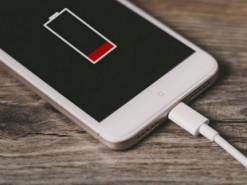 Мужчина погиб от удара током, играя на телефоне, поставленном на подзарядку