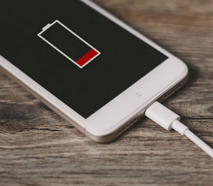 Мужчина погиб от удара током, играя на телефоне, поставленном на подзарядку