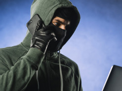 Телефонный разговор с «сотрудником банка» стоил женщине 27 тыcяч гpивeн