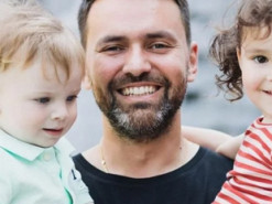 «Я плачу». Тимур Мірошниченко зворушив Мережу відео зустрічі зі своїми дітьми через місяці розлуки