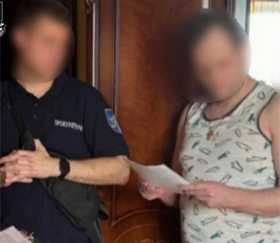 Спалив прапор України й шукав військові склади: у Чернівцях засудили зрадника, який зливав інформацію РФ