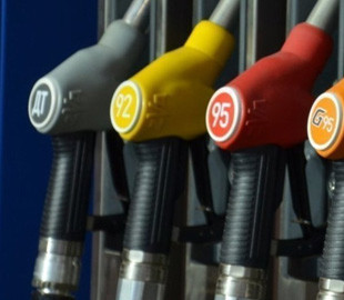 На АЗС можуть обдурити під час заправки авто: як роблять досвідчені водії