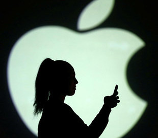 Apple размышляет над складным смартфоном в стиле Microsoft Surface Duo