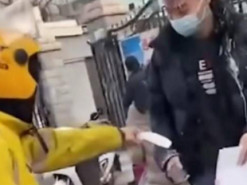 Решила отомстить: китаянка попросила курьера выплеснуть чай в лицо ее бывшему