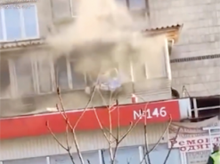 Вручать 25 тисяч: що відомо про робітника “Нової пошти”, який врятував жінку