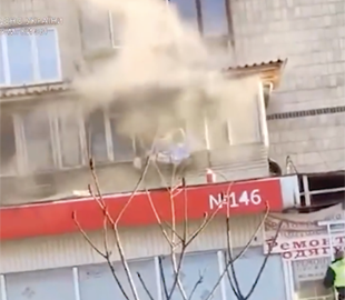 Вручать 25 тисяч: що відомо про робітника “Нової пошти”, який врятував жінку