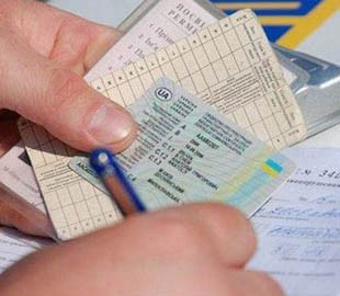 Водительские права в смартфоне: стало известно, как полицейские будут проверять данные