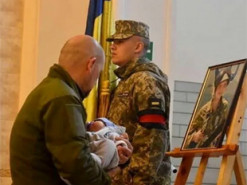 Двухмесячного ребенка привезли на похороны отца-Героя Украины: сеть растрогало фото