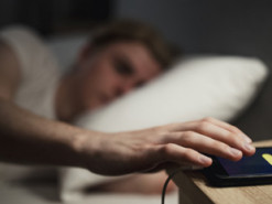 Названо причини, чому рекомендується на ніч вимикати інтернет на смартфоні