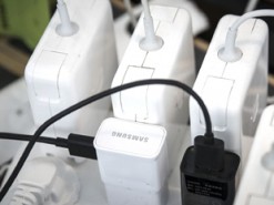 Оставленное в розетке зарядное устройство может обернуться катастрофой