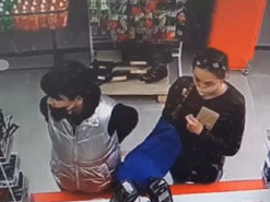 Одна прикриває кишеню, інша – витягує телефон: у мережі оприлюднили відео, як на Троєщині цуплять “мобілки”