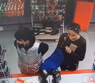 Одна прикриває кишеню, інша – витягує телефон: у мережі оприлюднили відео, як на Троєщині цуплять “мобілки”