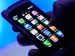 Загребущая рука из-за кустов: в Киеве у женщины нагло украли телефон на летней террасе кафе