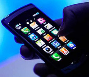 Загребущая рука из-за кустов: в Киеве у женщины нагло украли телефон на летней террасе кафе