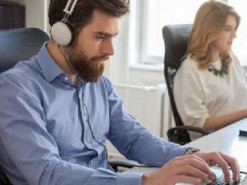 Врач объяснил, к чему приводит неправильное ношение наушников