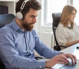 Врач объяснил, к чему приводит неправильное ношение наушников