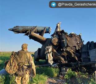 "Отлетался, как и его пилоты": в сети показали уничтоженный в Украине российский Ка-52. Фото
