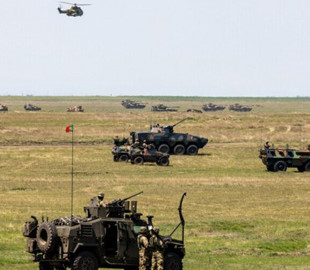 У НАТО закликали збільшити виробництво зброї та боєприпасів, але є нюанс – Bloomberg