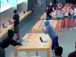 Видеофакт: четверо грабителей вынесли из Apple Store девайсов на $27 000