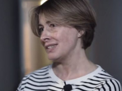 «Намагаюся надсилати йому різні меми»: Кравець з «Кварталу 95» розповіла, як спілкується із Зеленським після початку війни