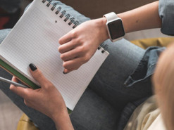 В Великобритании хотят запретить брать на экзамены любые часы