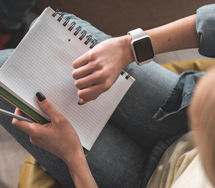 В Великобритании хотят запретить брать на экзамены любые часы