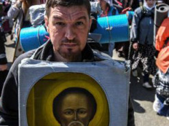 "Скрєпи" тріснули. У РФ обмежують хресні ходи на Великдень: бояться Telegram та українців