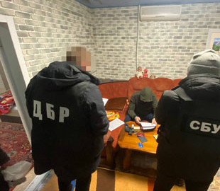 В Днепре полицейский вымогал взятку у владельца сайта знакомств