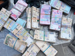 У Київі валютні шахраї забрали в чоловіка майже мільйон гривень: схема