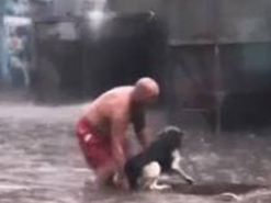 Киевлянин, спасший пса во время потопа, стал звездой соцсетей: кто он и кем работает